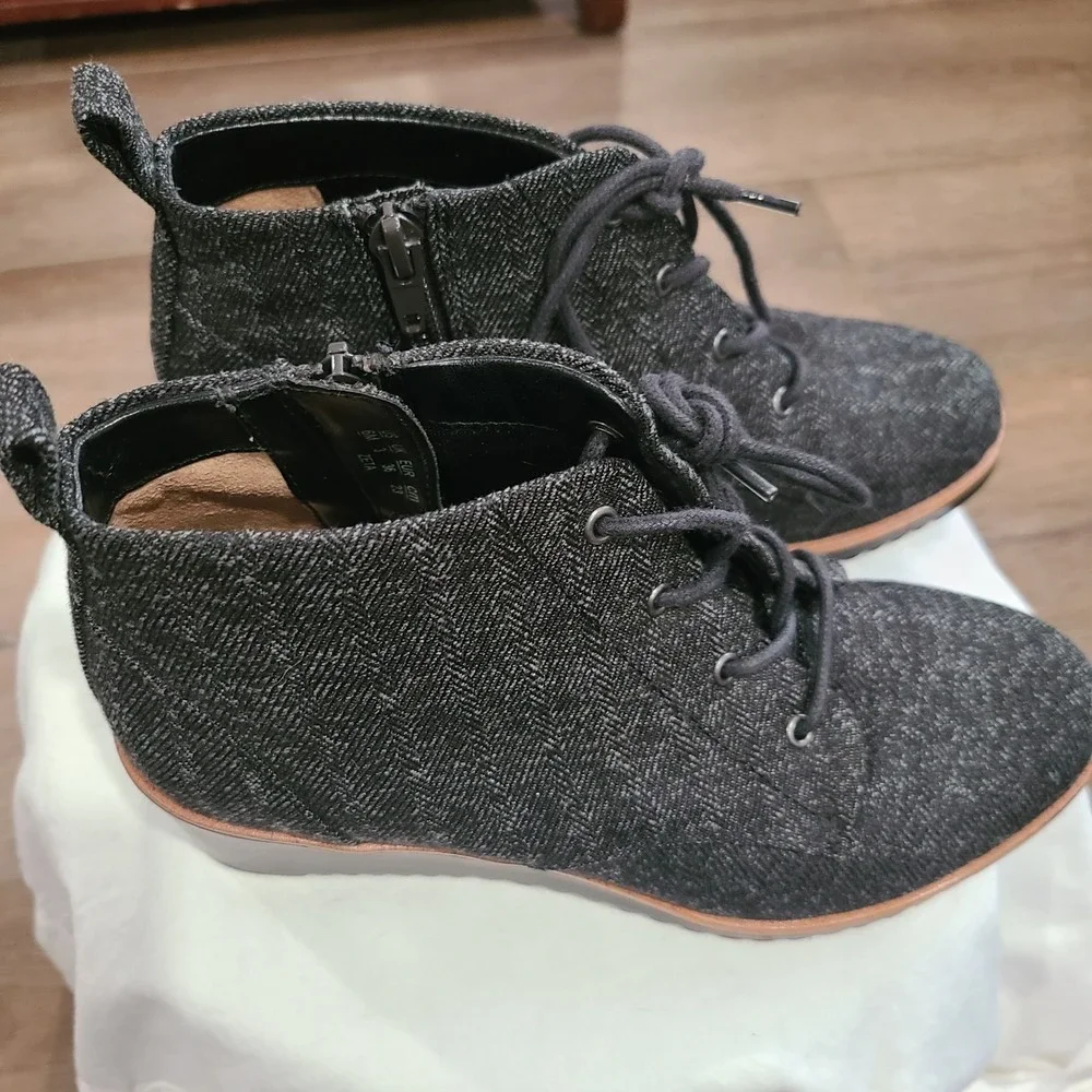 Abella‎ Zeta Womens 6M Black Grey Fabric Wedge Ankle Boots Side Zip True Comfort